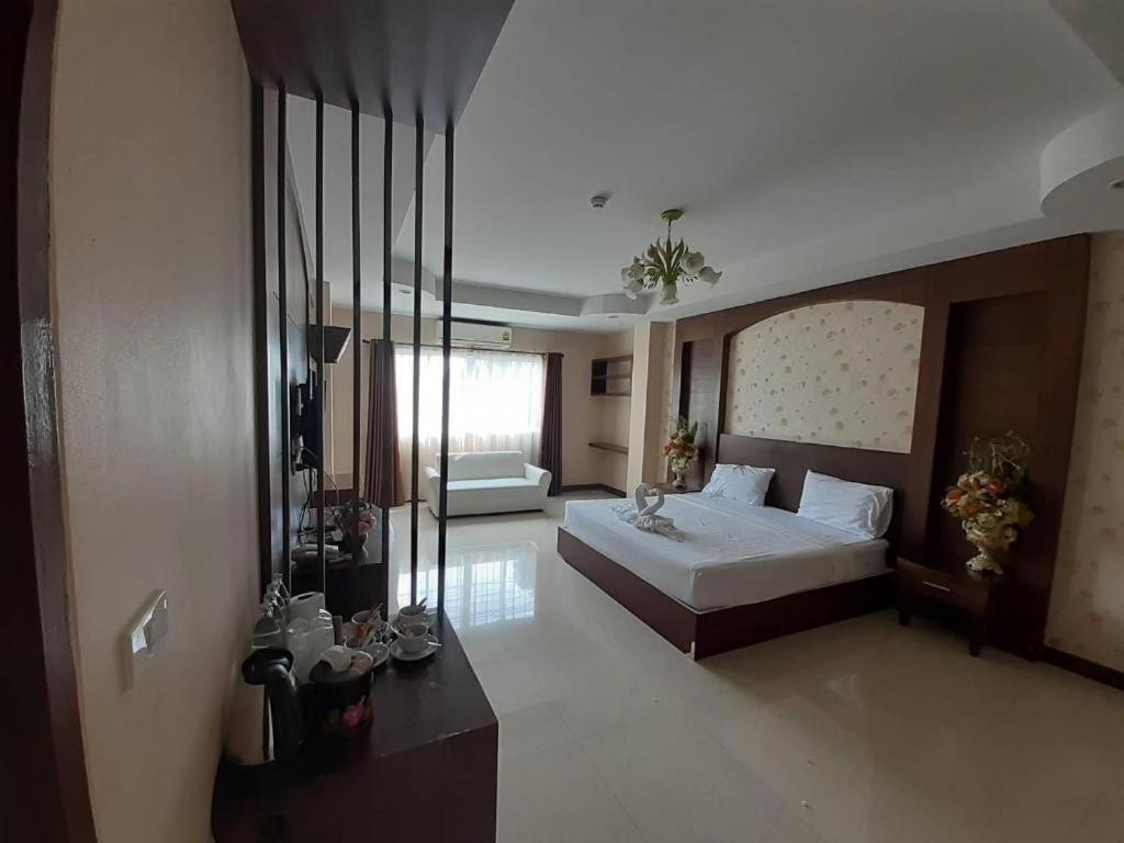 Le Parc Wangnang Hotel Phitsanulok Exterior photo